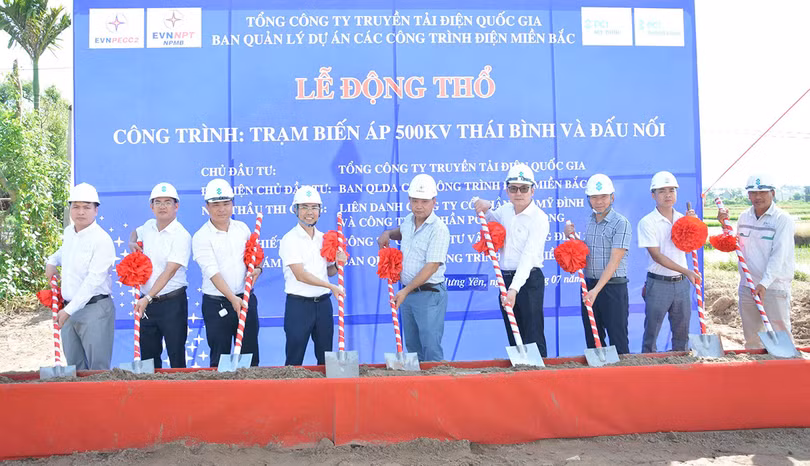 Đại diện các đơn vị liên quan thực hiện nghi thức triển khai thi công dự án