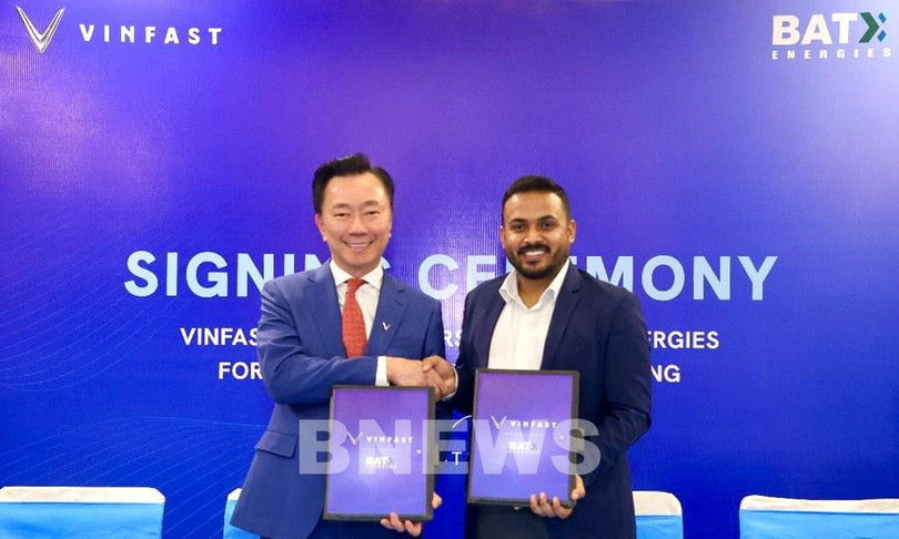Ông Phạm Sanh Châu, Tổng Giám đốc VinFast Châu Á (bên trái) và ông Utkarsh Singh, Tổng Giám đốc BatX Energies, tại buổi lễ ký kết.