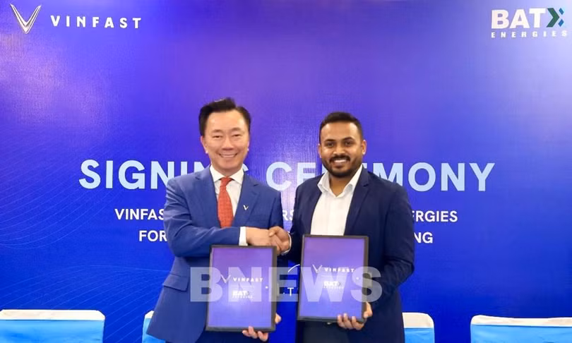 Ông Phạm Sanh Châu, Tổng Giám đốc VinFast Châu Á (bên trái) và ông Utkarsh Singh, Tổng Giám đốc BatX Energies, tại buổi lễ ký kết.