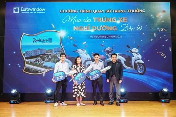 Các khách hàng may mắn trúng thưởng chương trình “Mua cửa trúng xe - Nghỉ dưỡng đón hè” của Eurowindow