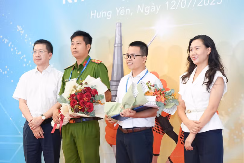 Chị Trần Thị Thu Hiền, Phó Tổng Giám đốc Tập đoàn Hòa Phát và anh Hoàng Đức Thuận, Giám đốc Công ty Tôn Hòa Phát tặng hoa cho đại diện Ban giám khảo Hội thi
