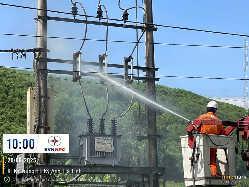 PC Hà Tĩnh nâng cao độ tin cậy cung cấp điện nhờ công nghệ vệ sinh hotline.