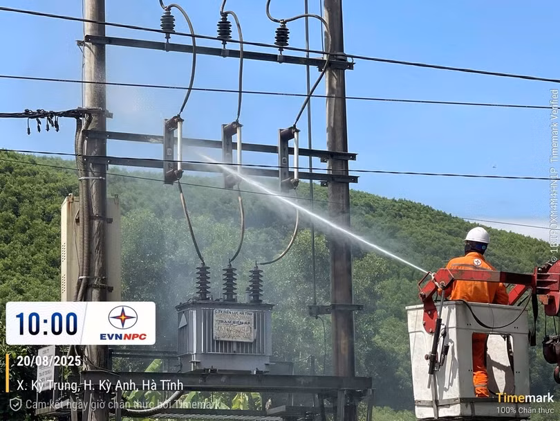 PC Hà Tĩnh nâng cao độ tin cậy cung cấp điện nhờ công nghệ vệ sinh hotline.