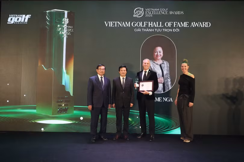 01 Bà Nguyễn Thị Nga được vinh danh với giải thưởng “Thành tựu trọn đời’ tại Lễ trao giải Vietnam Golf Excellence Awards 2025.jpg