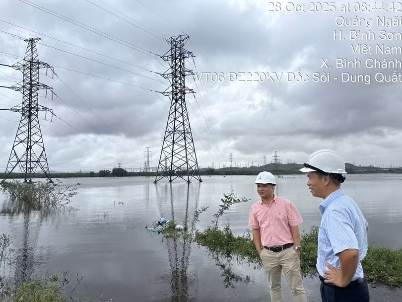 Nhiều tuyến đường dây khu vực đồng bằng bị ngập lụt sâu