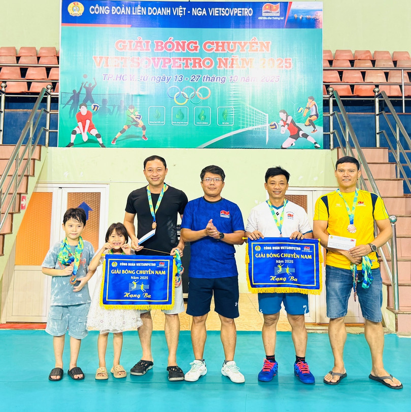 Trao giải Ba - Bóng chuyền nam cho Xí nghiệp Khai thác dầu khí; Xí nghiệp Khoan và Sửa giếng