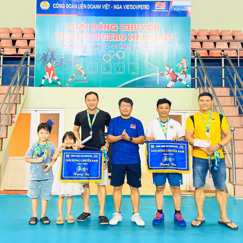 Trao giải Ba - Bóng chuyền nam cho Xí nghiệp Khai thác dầu khí; Xí nghiệp Khoan và Sửa giếng