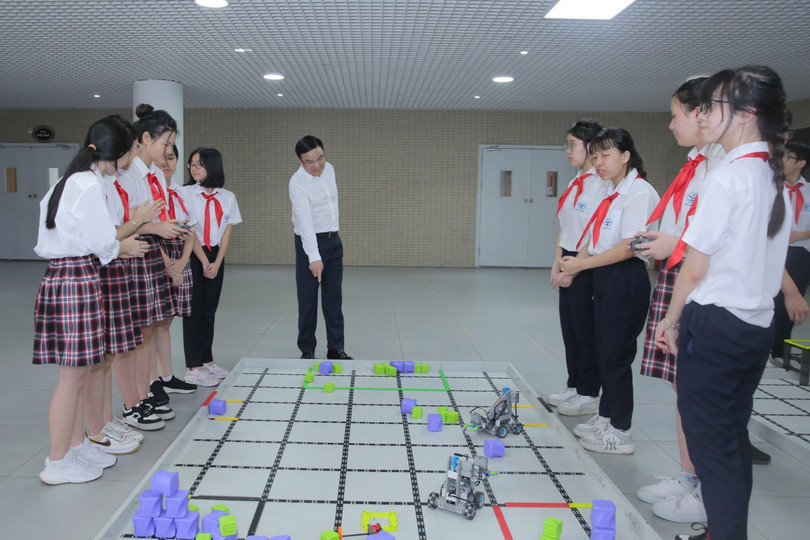 Chủ tịch HĐTV Petrovietnam Lê Mạnh Hùng trao đổi với các em học sinh tại Phòng thực hành STEM Trường THCS Cầu Giấy (Hà Nội)