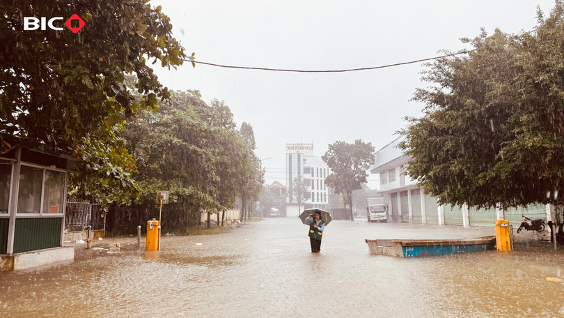 BIC tiếp cận hiện hiện trường tổn thất khi nước lũ còn chưa rút hoàn toàn.jpg