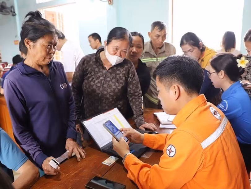 Khách hàng dễ dàng tiếp cận, giám sát và sử dụng dịch vụ điện qua các nền tảng CSKH điện tử của PC Hà Tĩnh.