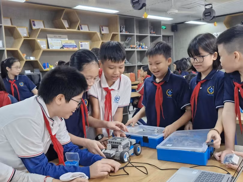 Mỗi góc học tập trong phòng thực hành STEM Petrovietnam tại Trường THCS Cầu Giấy đều được thiết kế mở, giúp học sinh có thể dễ dàng di chuyển, thảo luận và làm việc nhóm.
