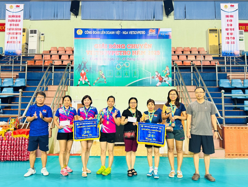 Trao giải Ba - Bóng chuyền nữ cho Công ty Công đoàn và Trung tâm Văn hóa - Thể thao; Viện Nghiên cứu Khoa học và Thiết kế