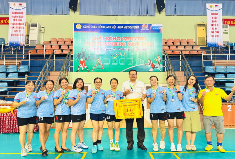 Trao giải Nhì - Bóng chuyền nữ cho Đội Xí nghiệp Khai thác các công trình khí