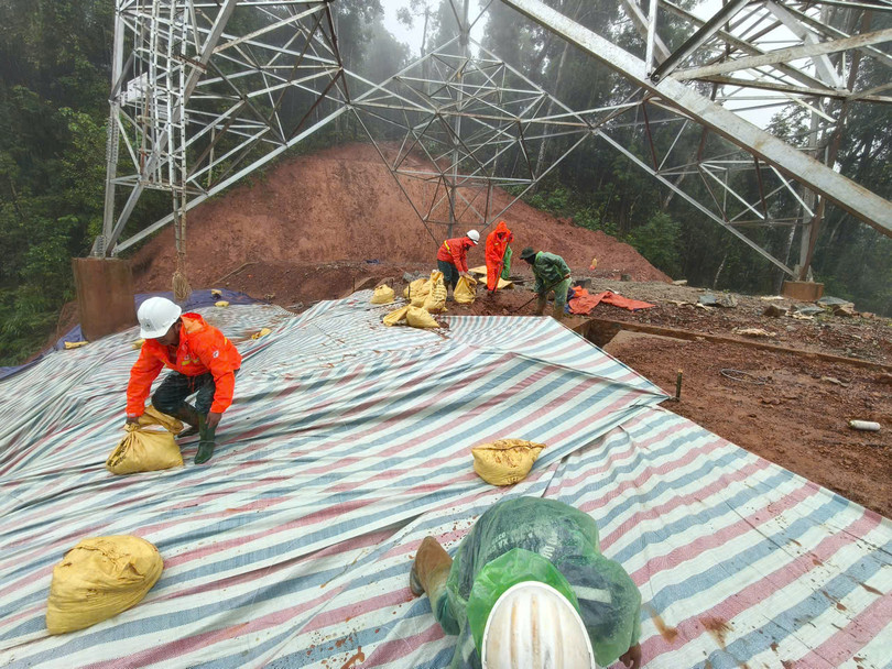 Các Tổ quản lý vận hành đường dây phủ bạt chống sạt lở tại các vị trí xung yếu.