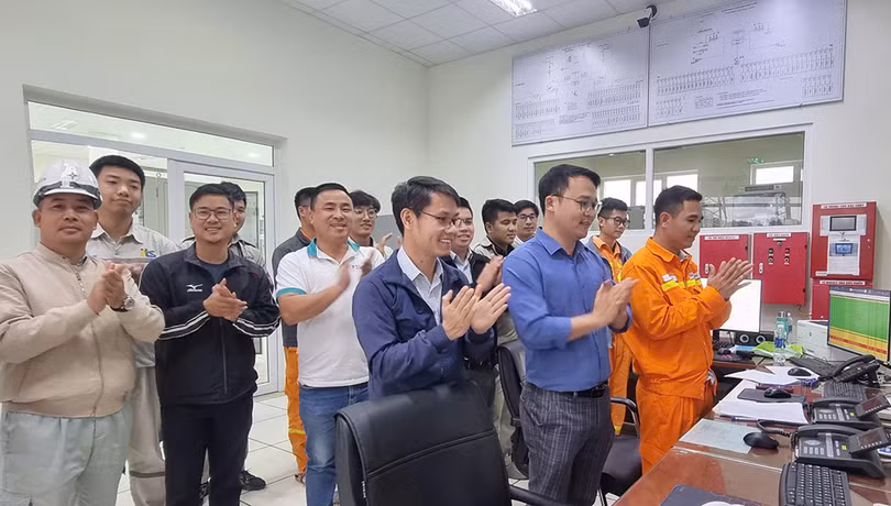 Đại diện các đơn vị liên quan chứng kiến thời khắc đóng điện dự án