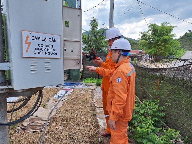 Công nhân Đội quản lý Điện lực khu vực trực thuộc PC Lai Châu kiểm tra vận hành TBA khách hàng