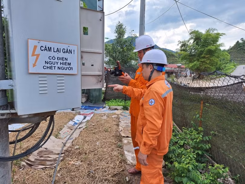 Công nhân Đội quản lý Điện lực khu vực trực thuộc PC Lai Châu kiểm tra vận hành TBA khách hàng