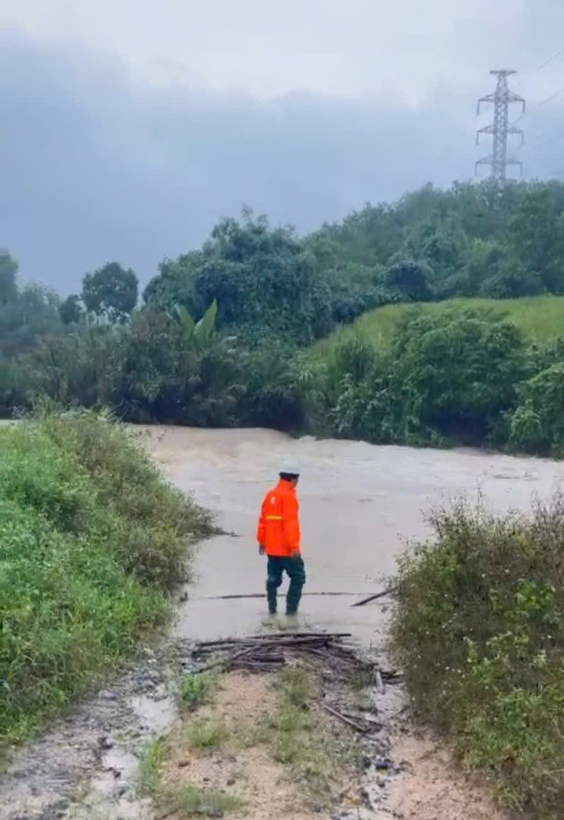 Nhiều tuyến đường dây bị chia cắt do lũ lụt.