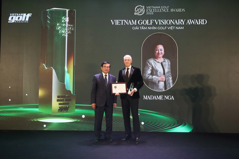 02 Bà Nguyễn Thị Nga được vinh danh với giải thưởng “Tầm nhìn golf Việt Nam” tại Vietnam Golf Excellence Awards 2025.jpg