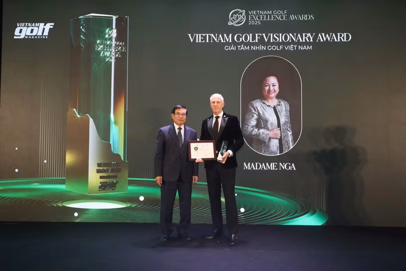 02 Bà Nguyễn Thị Nga được vinh danh với giải thưởng “Tầm nhìn golf Việt Nam” tại Vietnam Golf Excellence Awards 2025.jpg