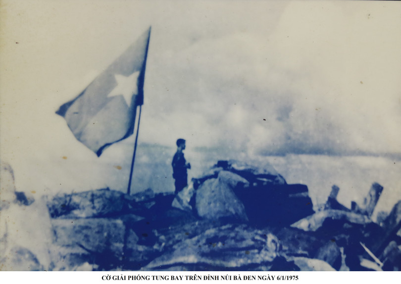 18.CỜ GIẢI PHÓNG TUNG BAY TRÊN ĐỈNH NÚI BÀ ĐEN (6.1.1975).jpg