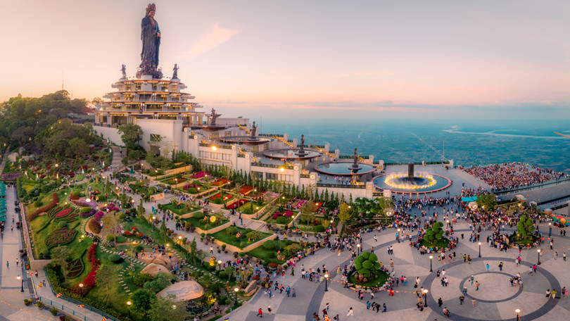 Đỉnh núi Bà Đen tấp nập du khách - Ảnh_ Nguyễn Minh Tú (1).jpeg