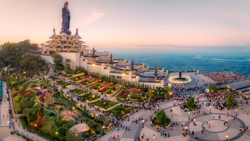 Đỉnh núi Bà Đen tấp nập du khách - Ảnh_ Nguyễn Minh Tú (1).jpeg