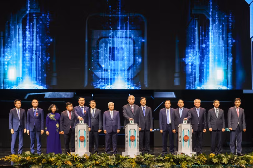 Tổng Bí thư Tô Lâm, Thủ tướng Phạm Minh Chính và Chủ tịch HĐTV Petrovietnam Lê Mạnh Hùng thực hiện nghi thức khởi động Chương trình STEM Innovation Petrovietnam