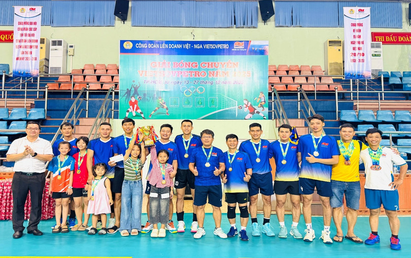 Trao giải Nhất - Bóng chuyền nam cho Đội Xí nghiệp Xây lắp, Khảo sát và Sửa chữa các công trình kỹ thuật dầu khí