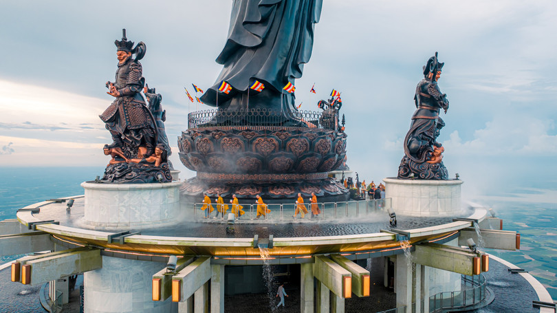 Dưới chân tượng Phật Bà Tây Bổ Đà Sơn - Ảnh Nguyễn Minh Tú 6.jpg