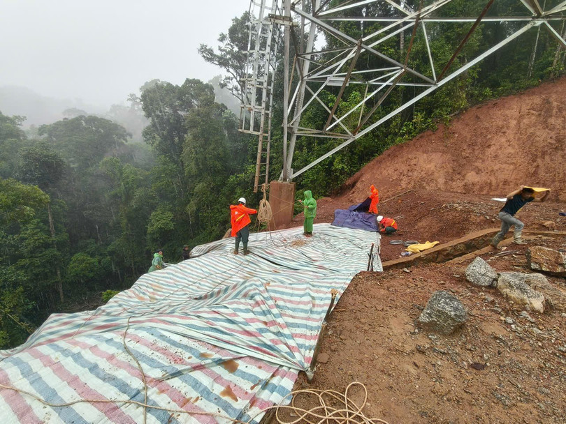 Các Tổ quản lý vận hành đường dây phủ bạt chống sạt lở tại các vị trí xung yếu.