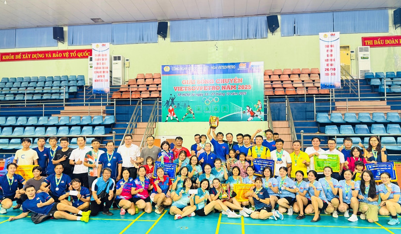 Các đội đạt giải chụp hình lưu niệm.