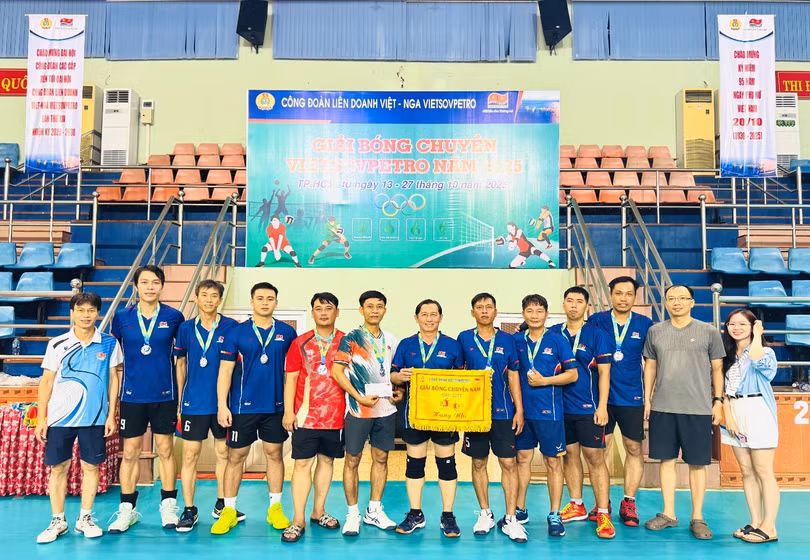 Trao giải Nhì - Bóng chuyền nam cho Đội Xí nghiệp Dịch vụ Cảng và Cung ứng vật tư thiết bị