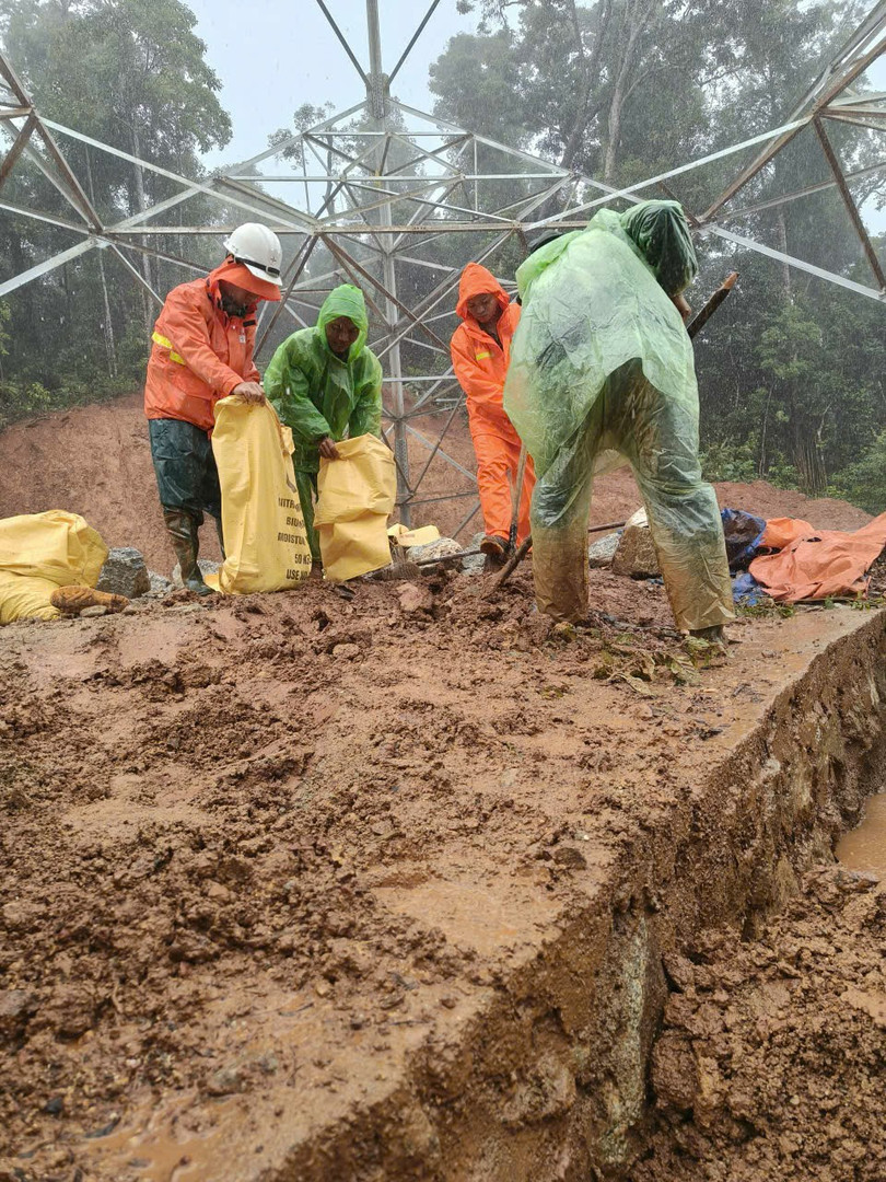 Các Tổ quản lý vận hành đường dây nạo vét mương thoát nước và nagwn không cho nước chạy thẳng vào móng cột
