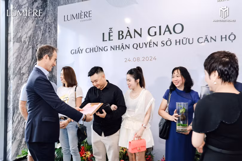 Hình 2_Lumiere riverside_bàn giao sổ hồng_2.jpg