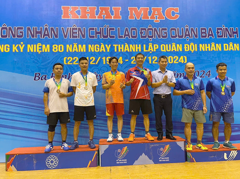 Cặp đôi Nguyễn Lê Thăng - Lê Minh Tuân (ngoài cùng bên phải ảnh) nhận giải Ba U41-50