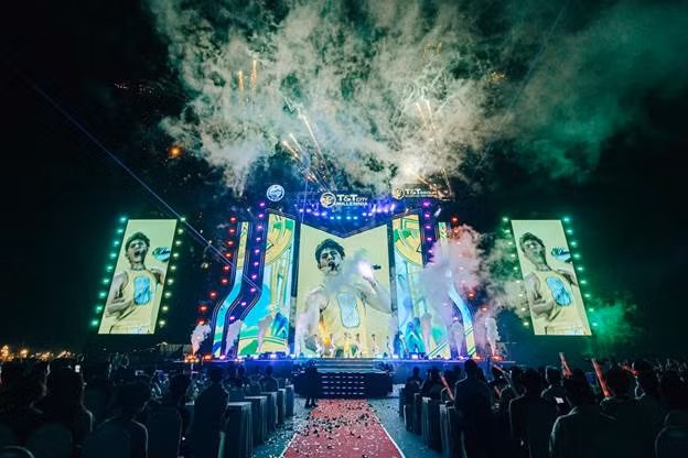 Không dừng lại ở đó, một loạt các hiệu ứng hiện đại như pháo hoa, laser, LED visual… càng khiến các phần trình diễn trở nên bùng nổ hơn.