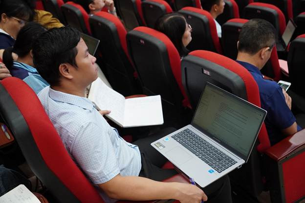 Cán bộ tích cực và chăm chú cập nhật kiến thức, tiếp cận công nghệ mới