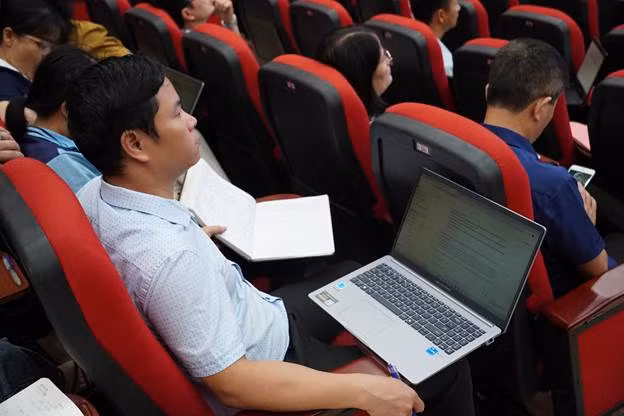 Cán bộ tích cực và chăm chú cập nhật kiến thức, tiếp cận công nghệ mới