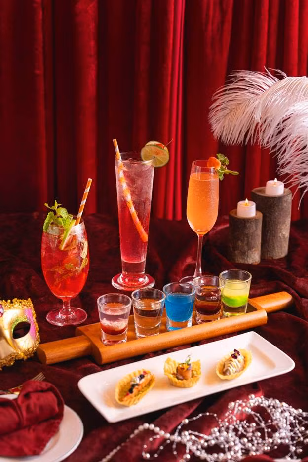 Du khách xem show sẽ được thưởng thức bữa ăn đậm chất Hoàng gia