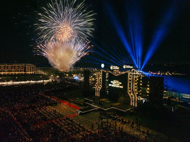 Màn trình diễn phóa hoa nghệ thuật mãn nhãn khiến toàn bộ sân khấu vỡ òa trong cảm xúc.