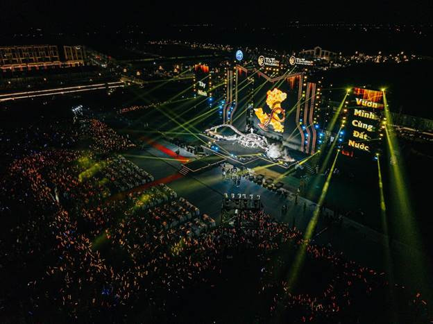 “Khơi mạch nguồn Di sản – Vững bước Kỷ nguyên mới” là sự kiện do Tập đoàn T&amp;T Group tổ chức nhằm hướng tới Kỷ niệm 80 năm Cách mạng tháng Tám và Quốc khánh 2/9. Đại nhạc hội đã đưa hàng chục nghìn khán giả bước vào hành trình nghệ thuật đỉnh cao với hiệu ứng âm thanh - ánh sáng mãn nhãn