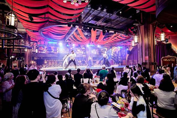 Sân khấu được thiết kế độc đáo, thu hút mọi ánh nhìn của du khách