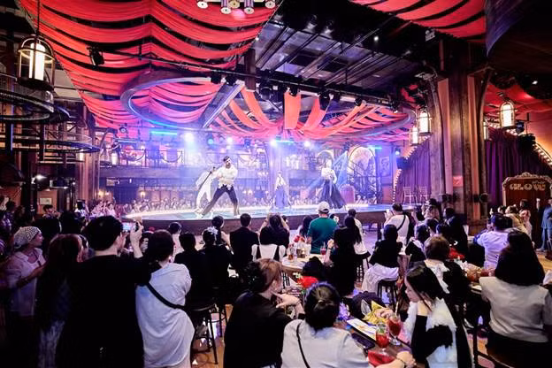 Sân khấu được thiết kế độc đáo, thu hút mọi ánh nhìn của du khách