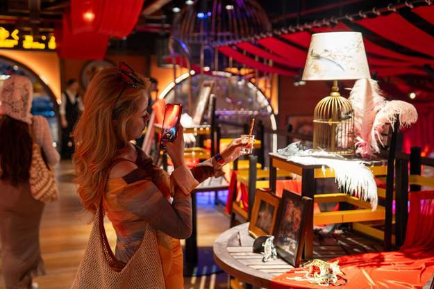 Du khách sẽ được tìm hiểu về nghệ thuật Cabaret và hậu trường show diễn