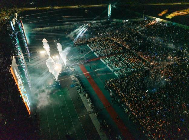 Hiệu ứng được ekip thực hiện thay đổi liên tục khiến cảm xúc của hàng chục ngàn khán giả có mặt được đẩy lên cao trào.