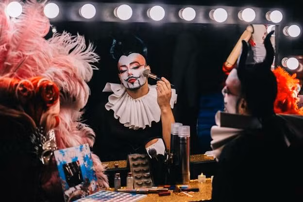 Trong “Afterglow”, “chú hề Hoàng gia Lovelark”- nhân vật trung tâm của show, đóng vai trò như sợi chỉ đỏ kết nối toàn bộ vở diễn