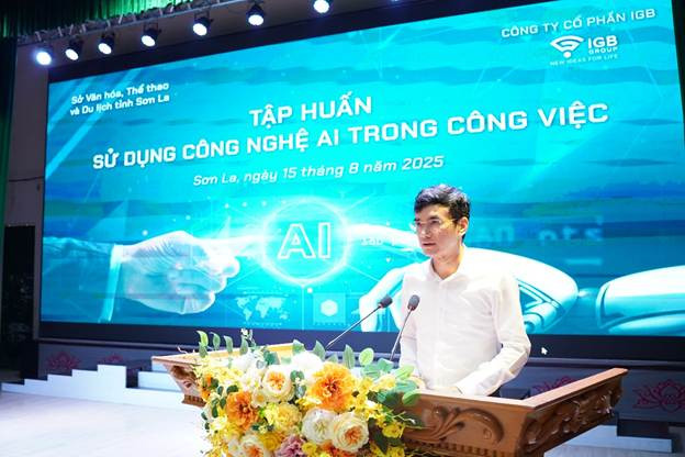 Ông Trần Xuân Việt, Phó Giám đốc Sở VHTT&amp;DL tỉnh Sơn La phát biểu khai mạc chương trình