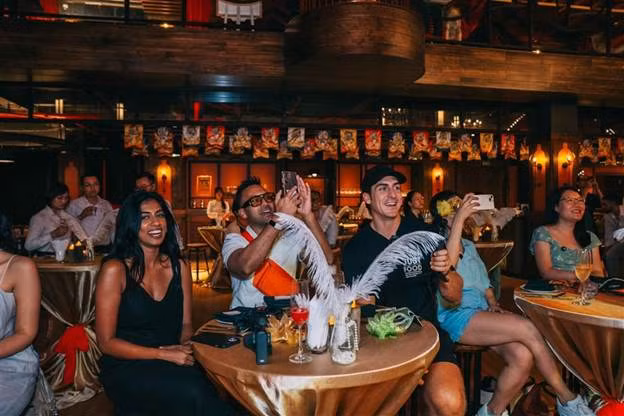 Du khách quốc tế phấn khích, hào hứng khi xem show