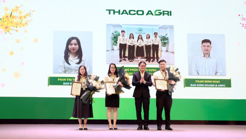 Chủ tịch HĐQT THACO Trần Bá Dương tặng giấy khen cho cá nhân và tập thể xuất sắc năm 2024